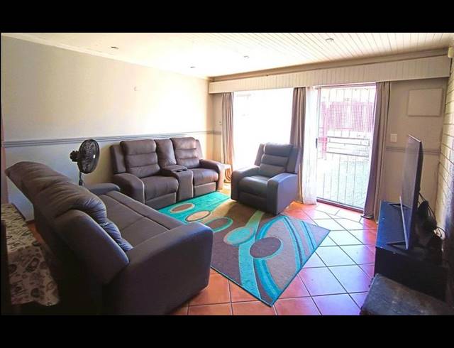 4 BEDROOM TOWNHOUSE FOR SALE IN LANGENHOVENPARK